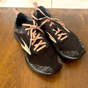 Brooks Women Levitate Running Shoe
